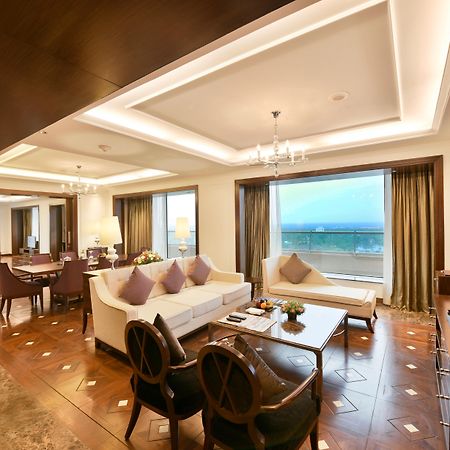 Crowne Plaza Kochi By Ihg Hotel Exterior photo A suite at the hotel