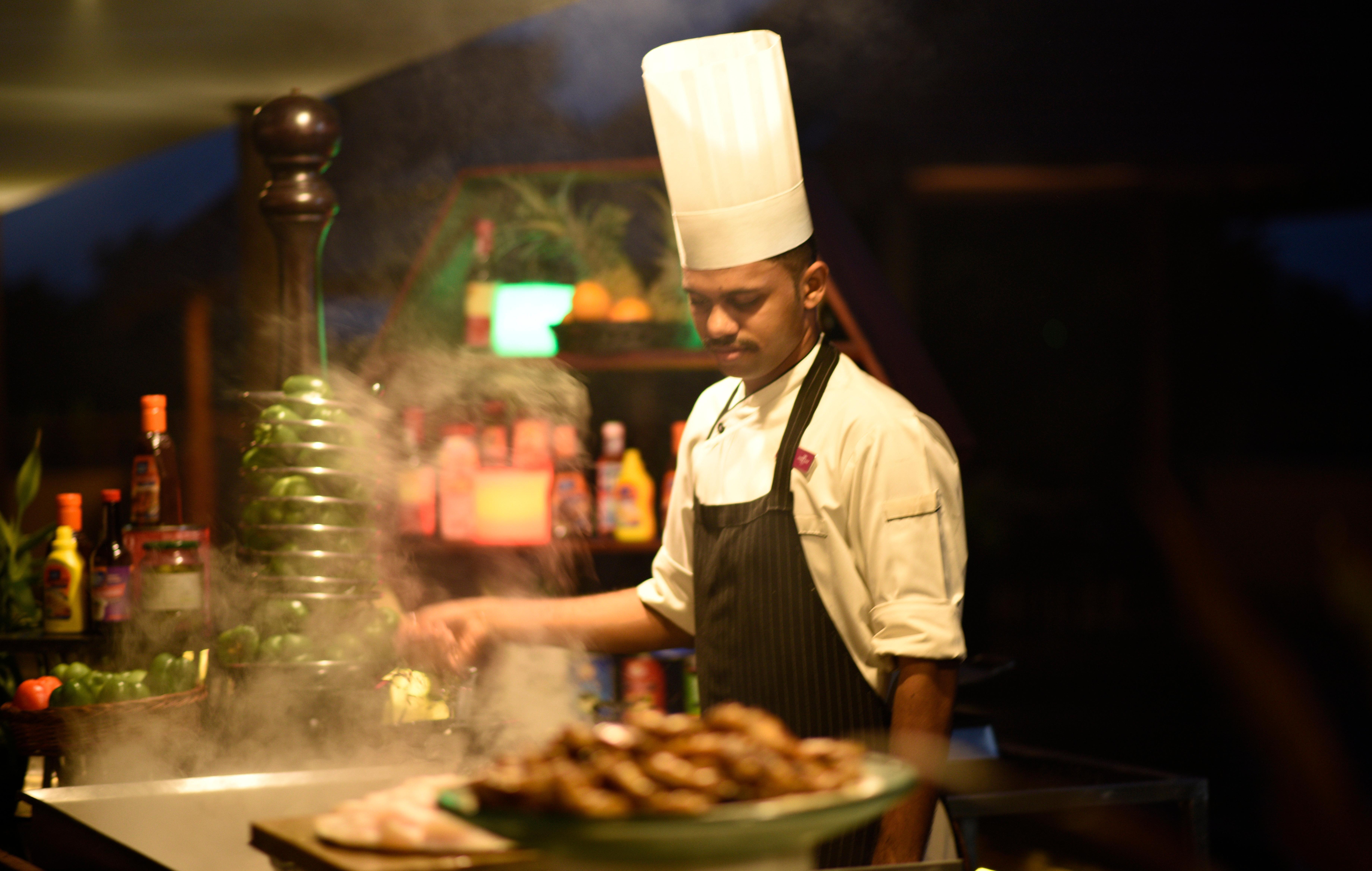 Crowne Plaza Kochi By Ihg Hotel Exterior photo A chef at work