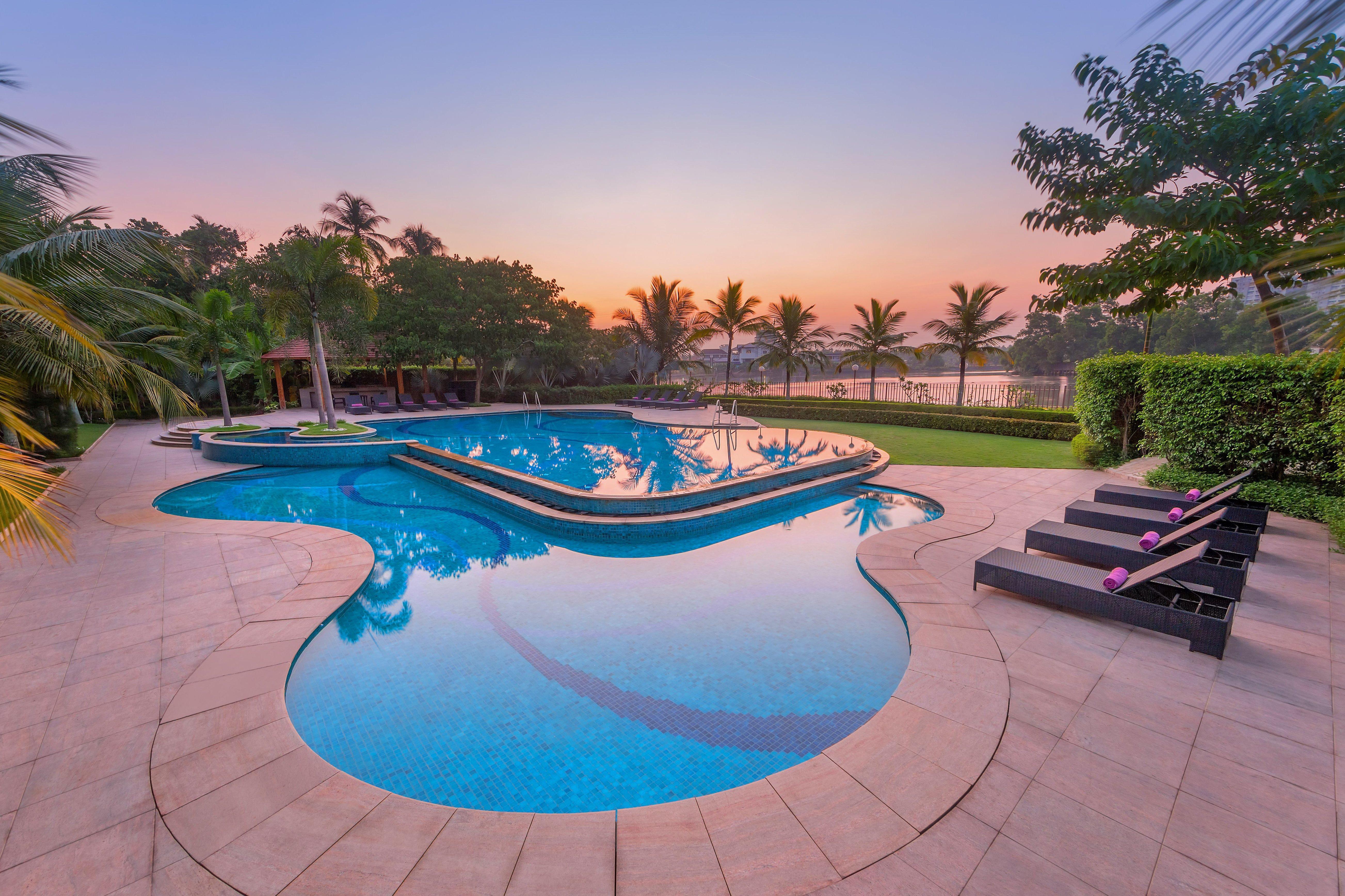 Crowne Plaza Kochi By Ihg Hotel Exterior photo The swimming pool at the resort