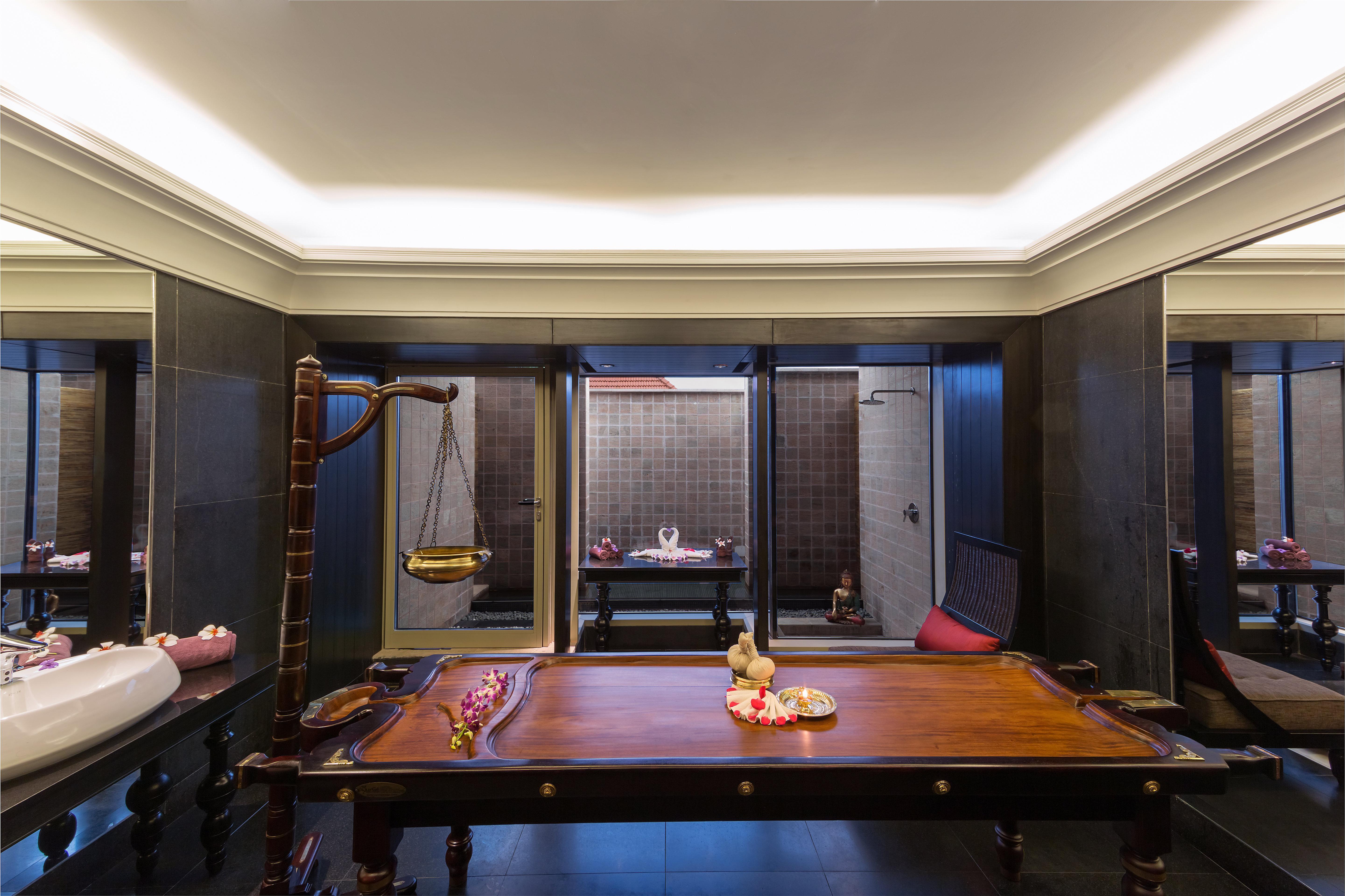 Crowne Plaza Kochi By Ihg Hotel Exterior photo A treatment room at the Four Seasons Spa