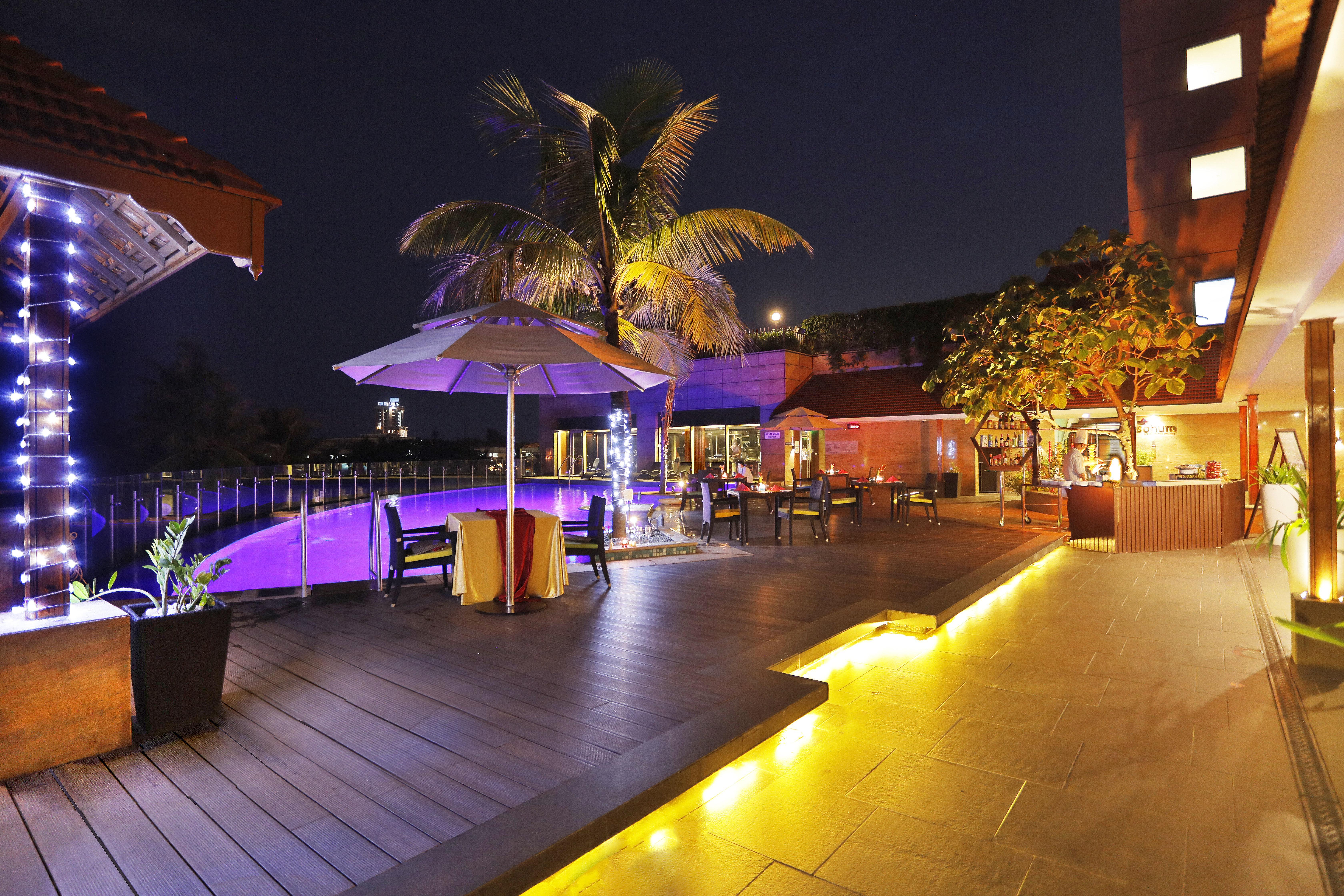 Crowne Plaza Kochi By Ihg Hotel Exterior photo The pool at the hotel