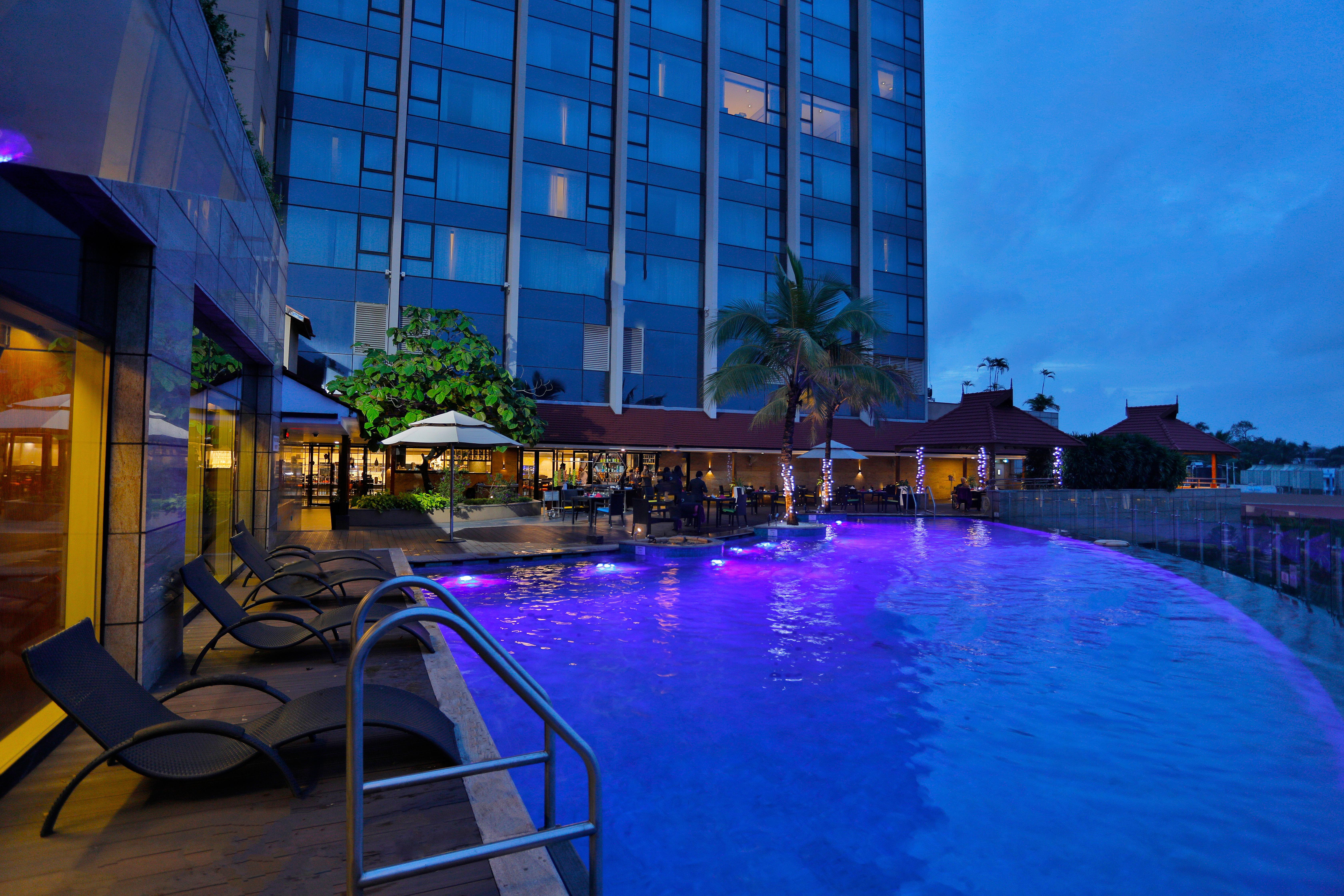 Crowne Plaza Kochi By Ihg Hotel Exterior photo The pool at the hotel