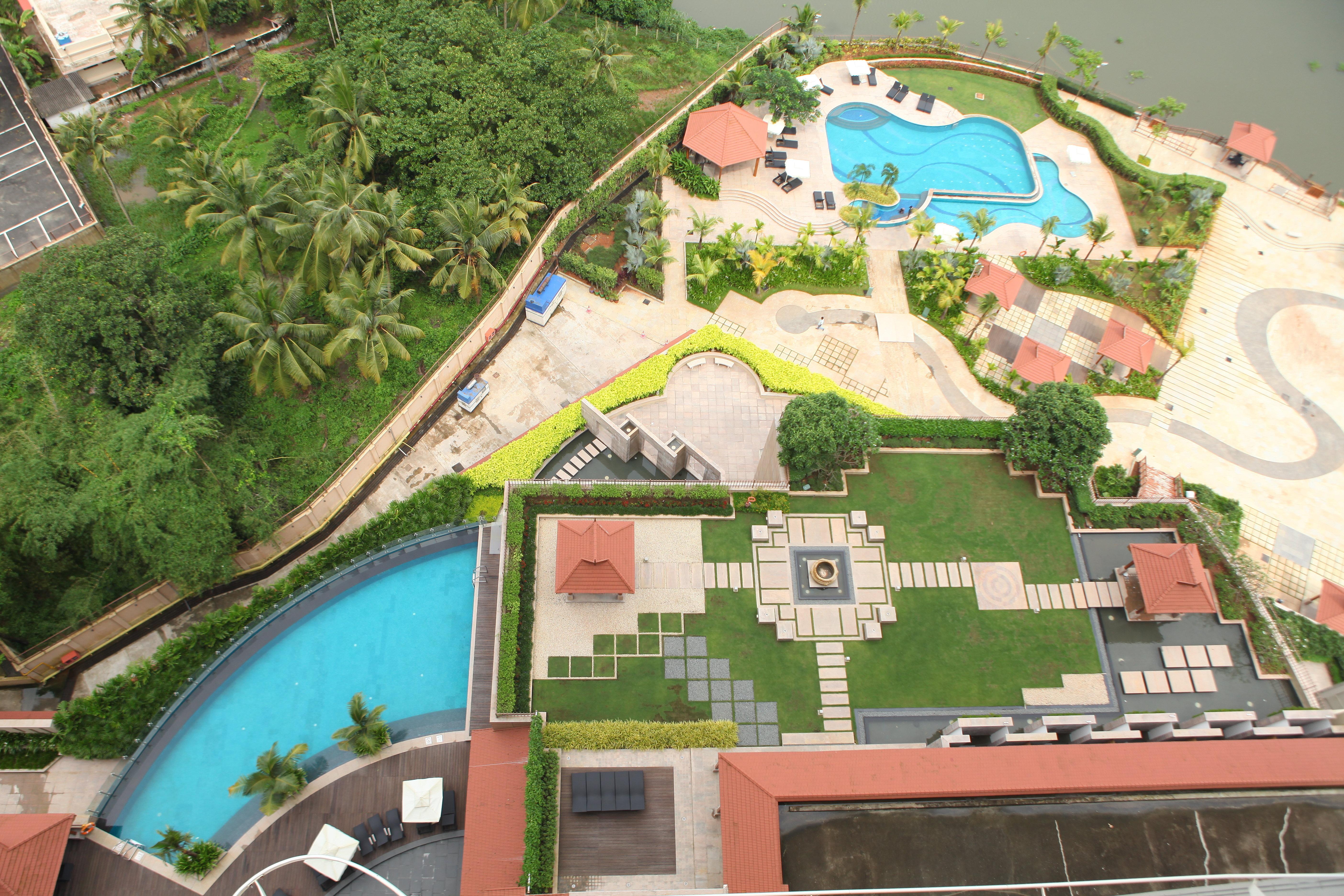Crowne Plaza Kochi By Ihg Hotel Exterior photo The swimming pool at the hotel