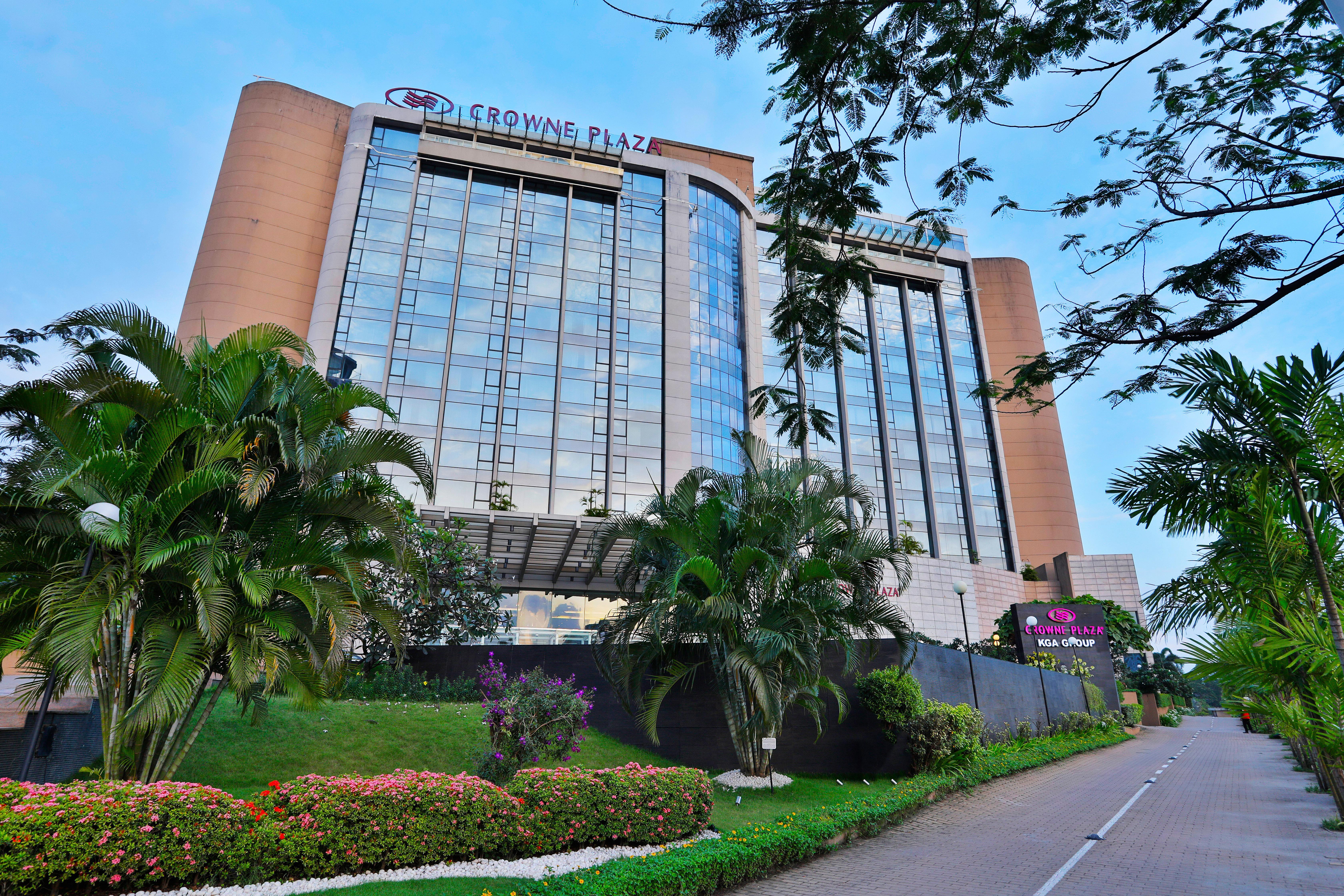 Crowne Plaza Kochi By Ihg Hotel Exterior photo The Crown Plaza Hotel