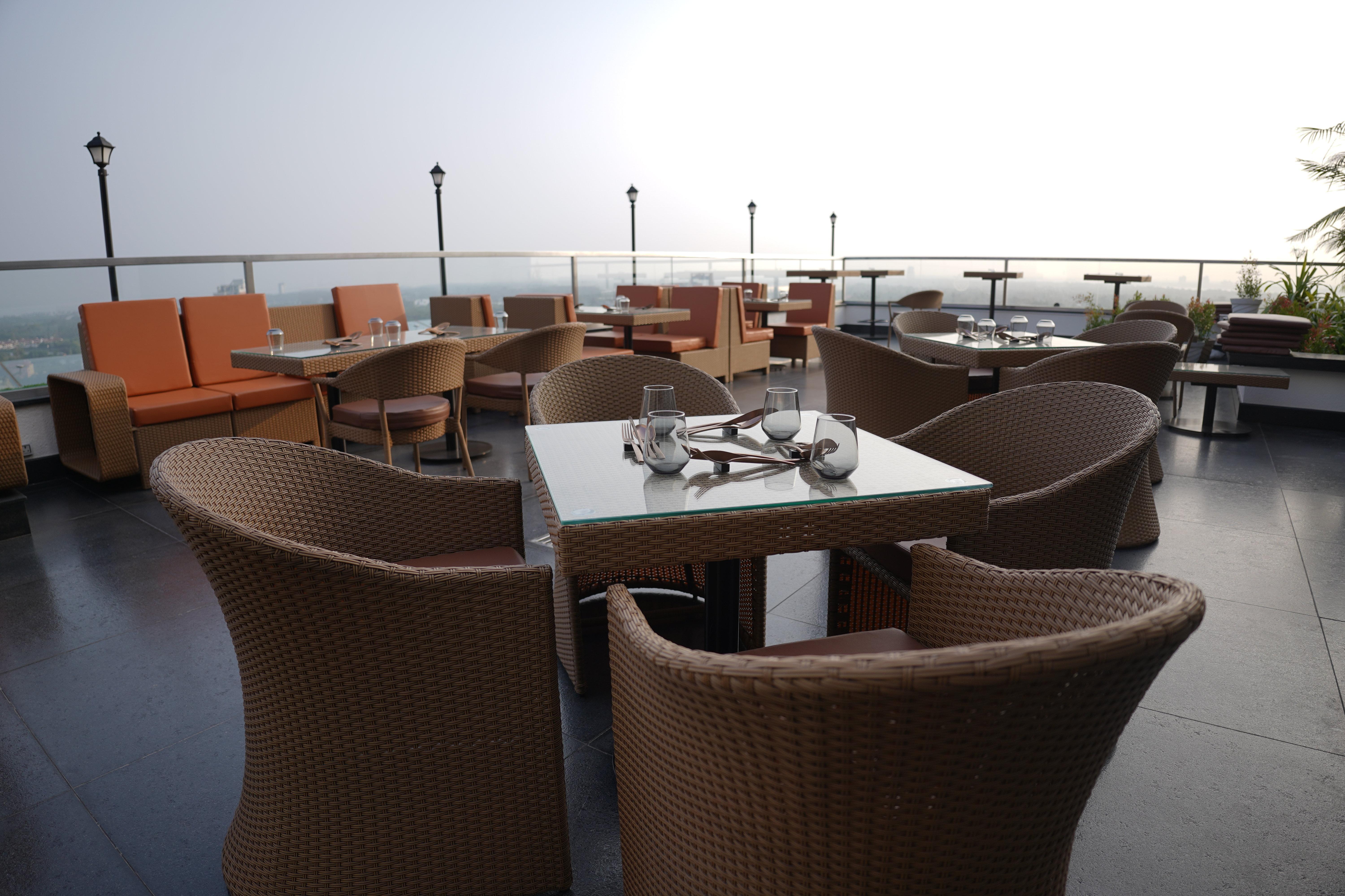 Crowne Plaza Kochi By Ihg Hotel Exterior photo The Sky Bar