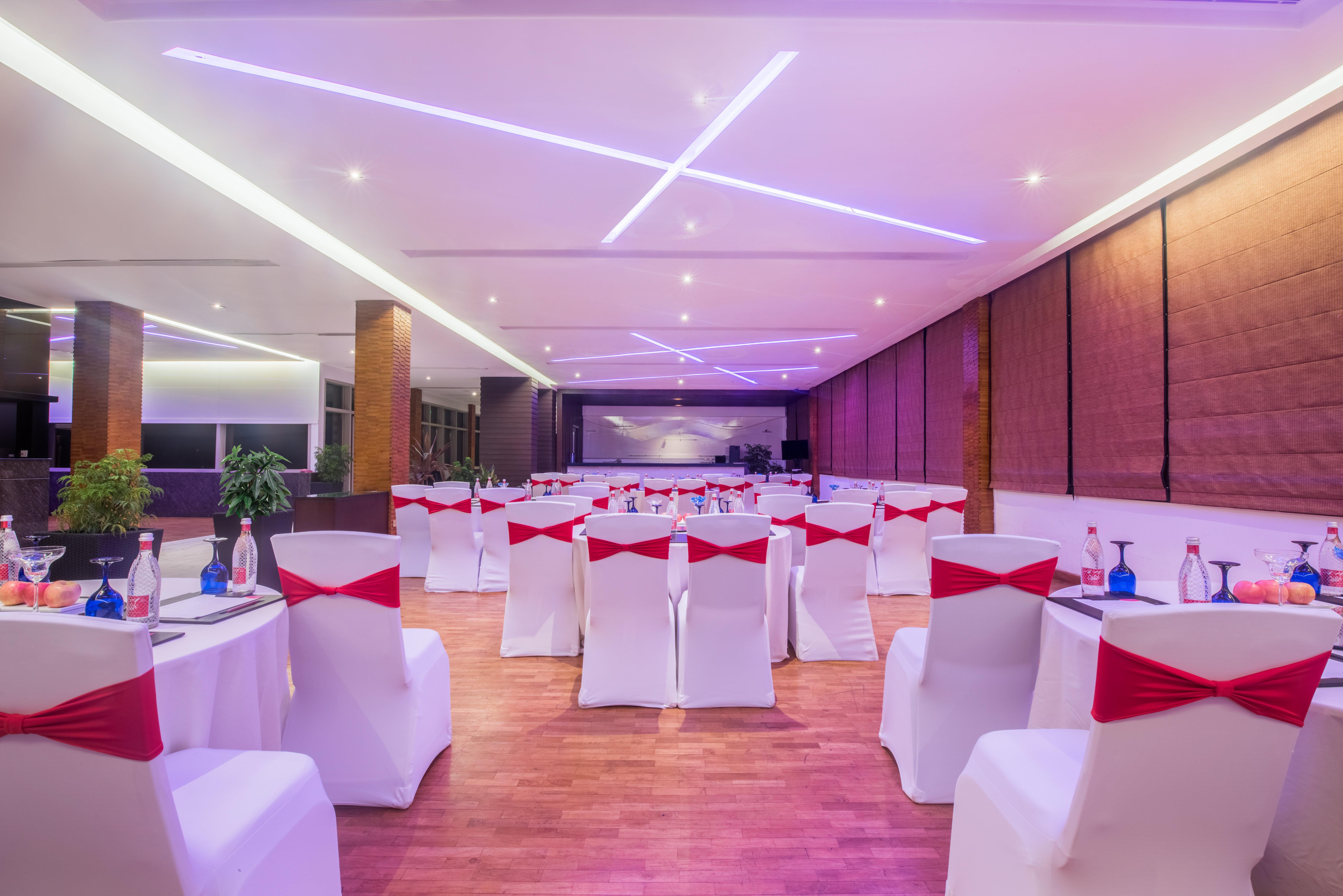 Crowne Plaza Kochi By Ihg Hotel Exterior photo The ballroom