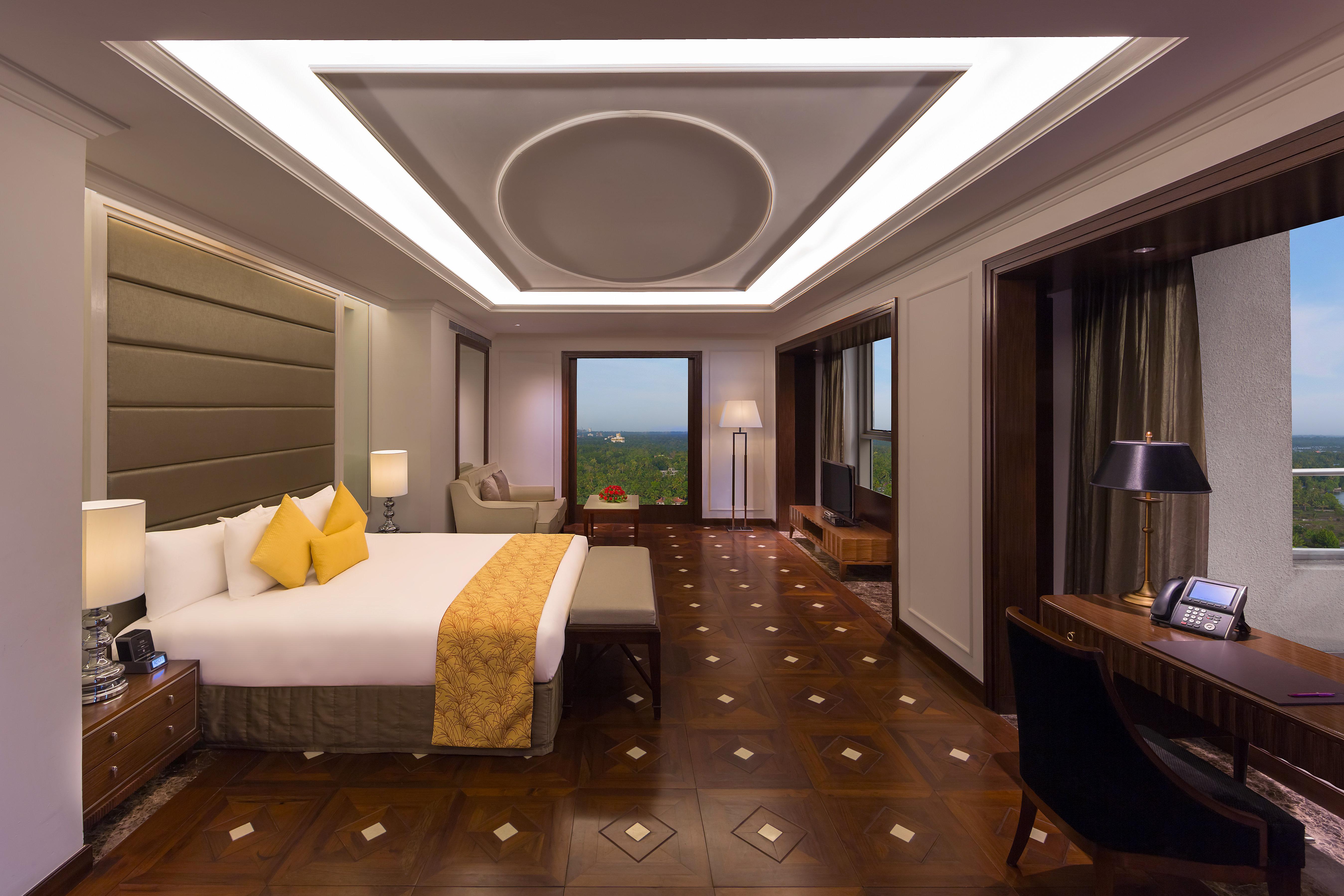 Crowne Plaza Kochi By Ihg Hotel Exterior photo Suite at the Taj Bengal