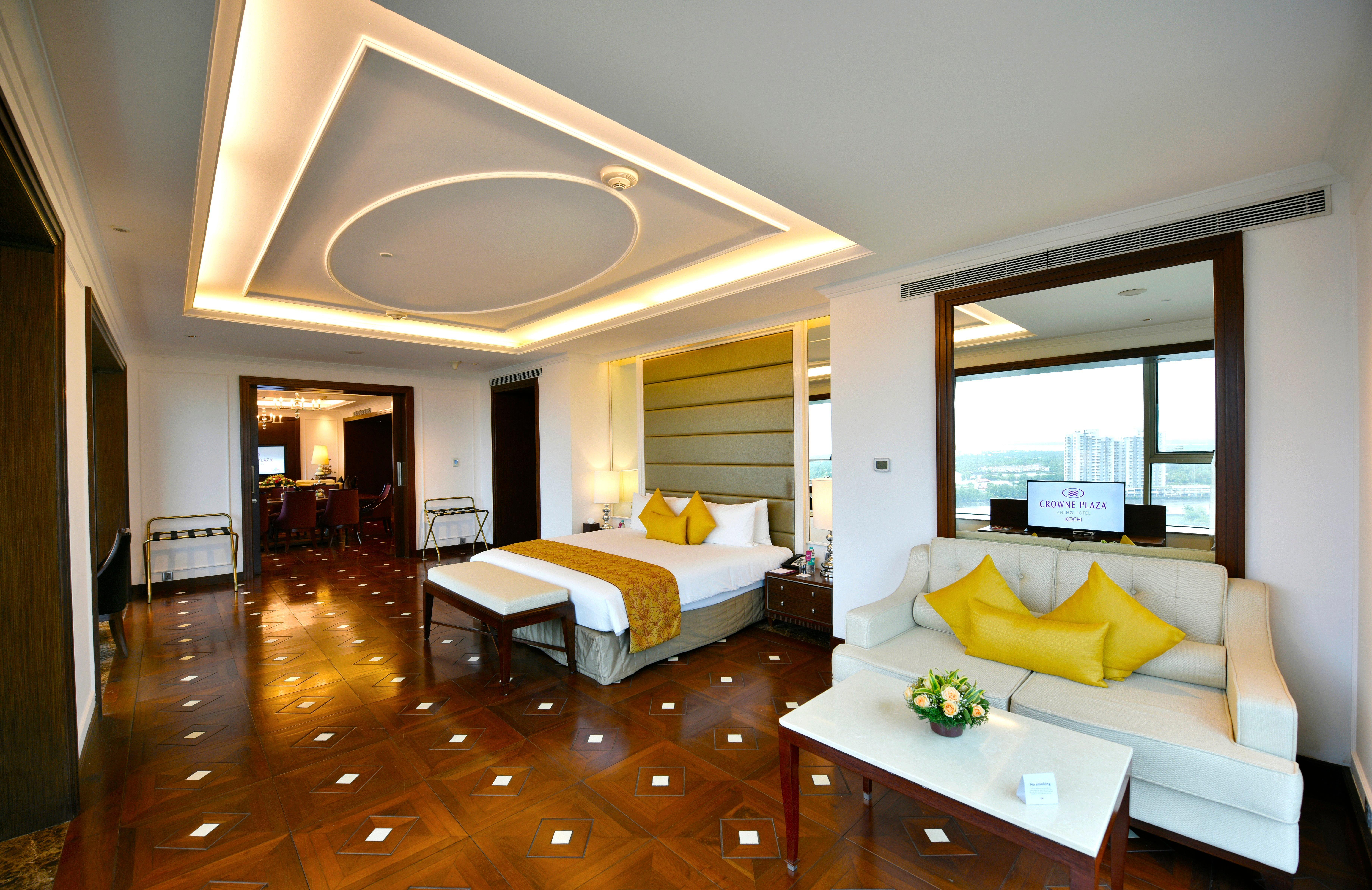 Crowne Plaza Kochi By Ihg Hotel Exterior photo Suite at the hotel
