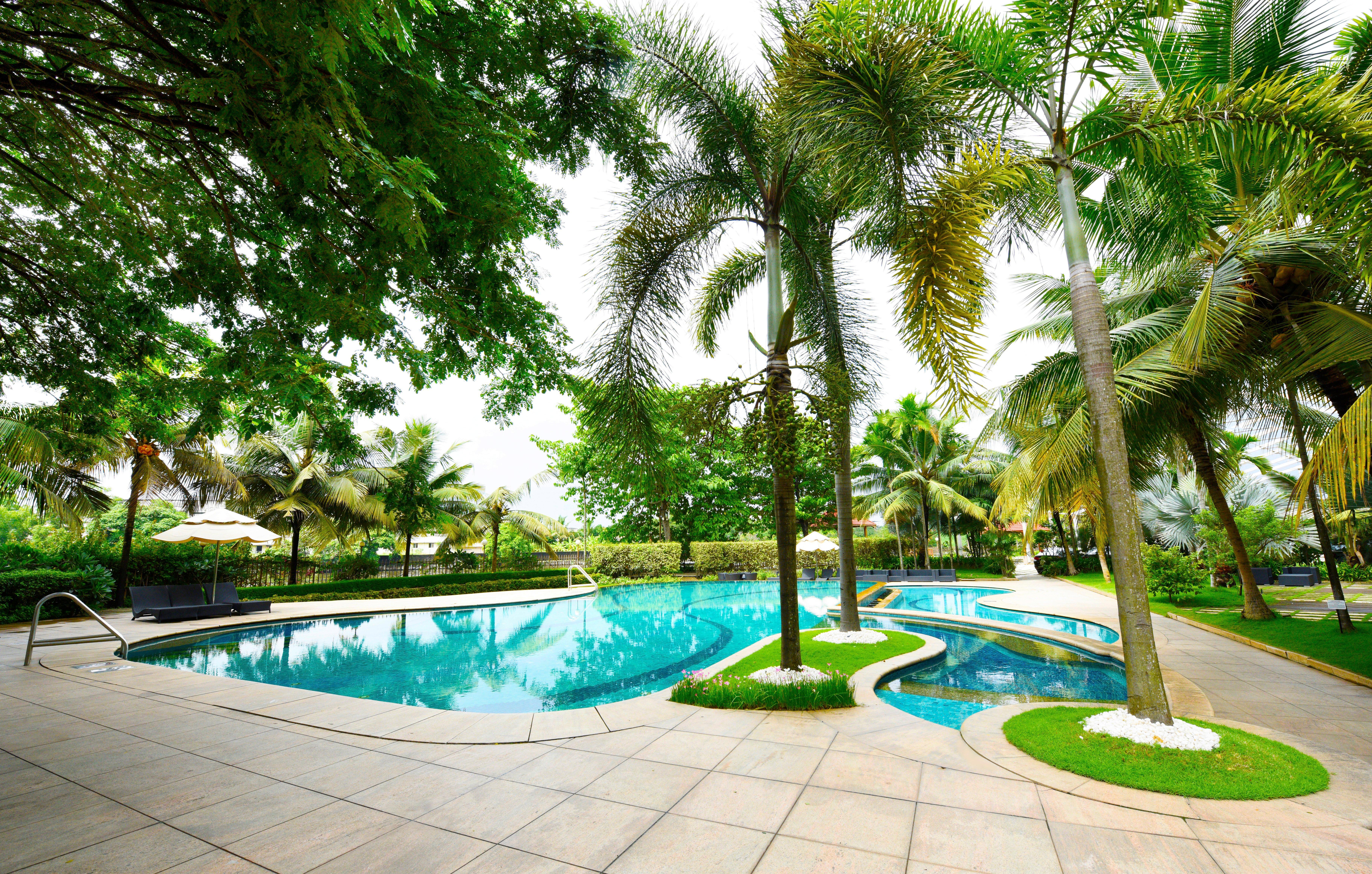 Crowne Plaza Kochi By Ihg Hotel Exterior photo The pool at the hotel