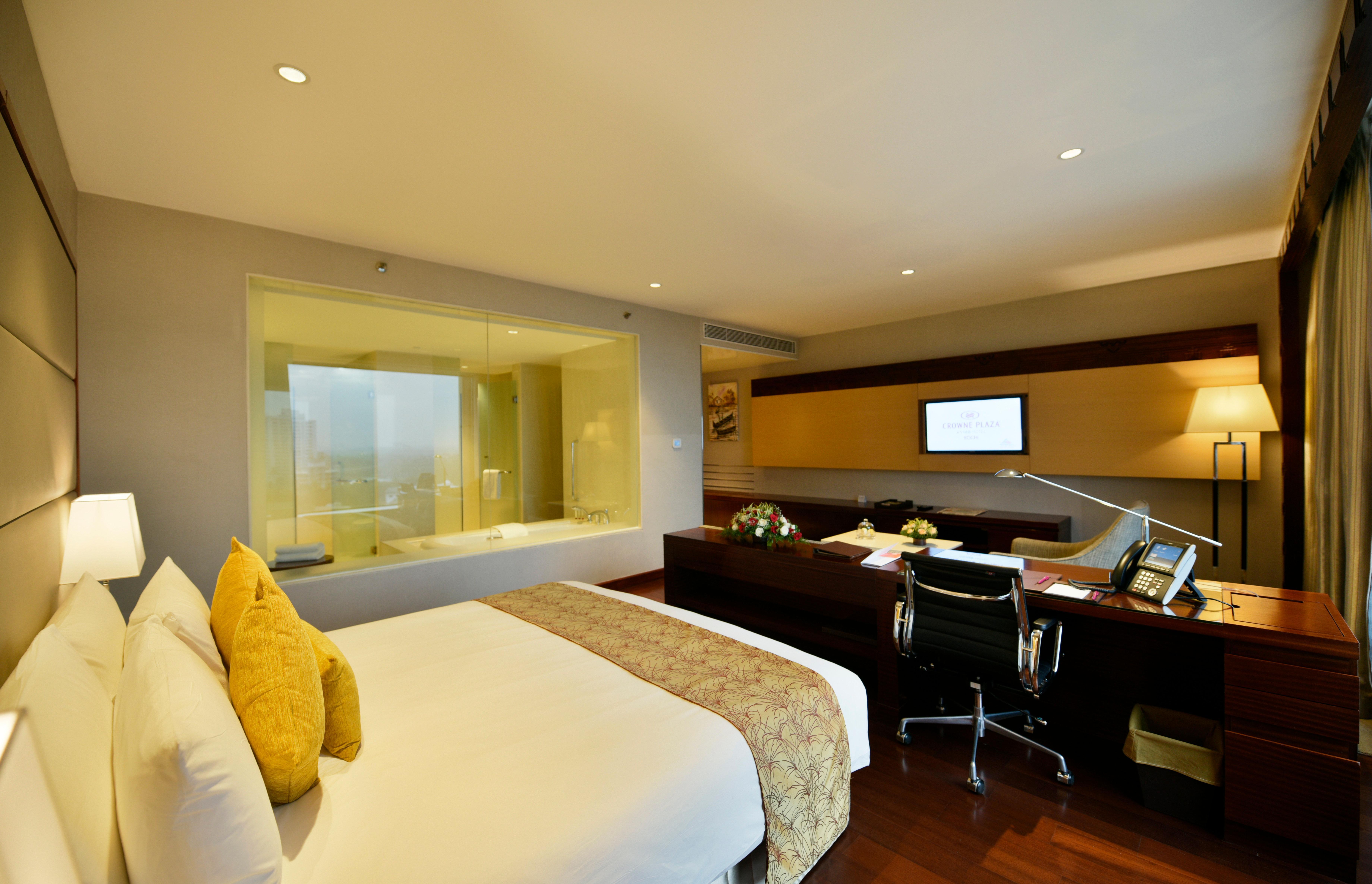 Crowne Plaza Kochi By Ihg Hotel Exterior photo A room at the Park