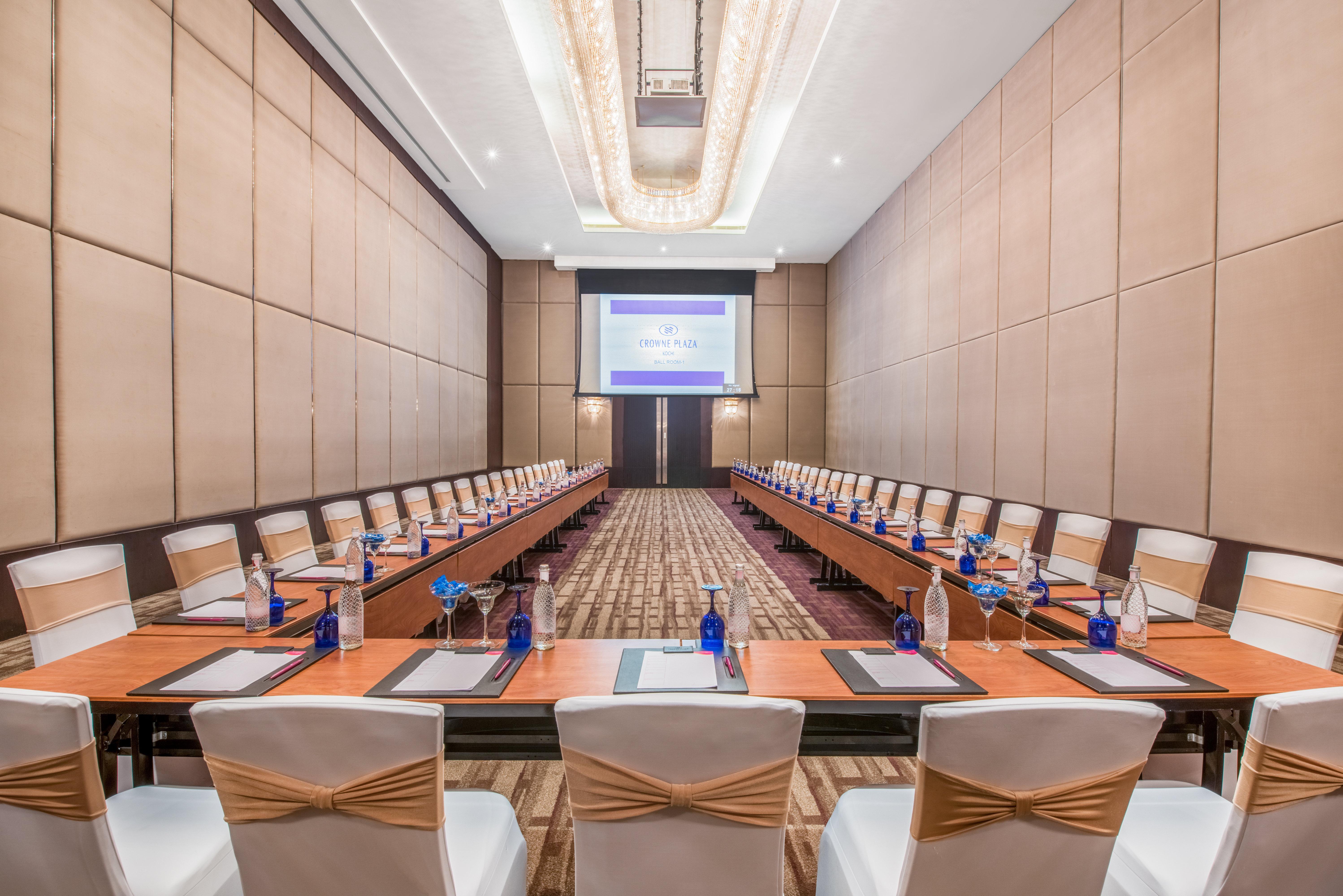 Crowne Plaza Kochi By Ihg Hotel Exterior photo Meeting room