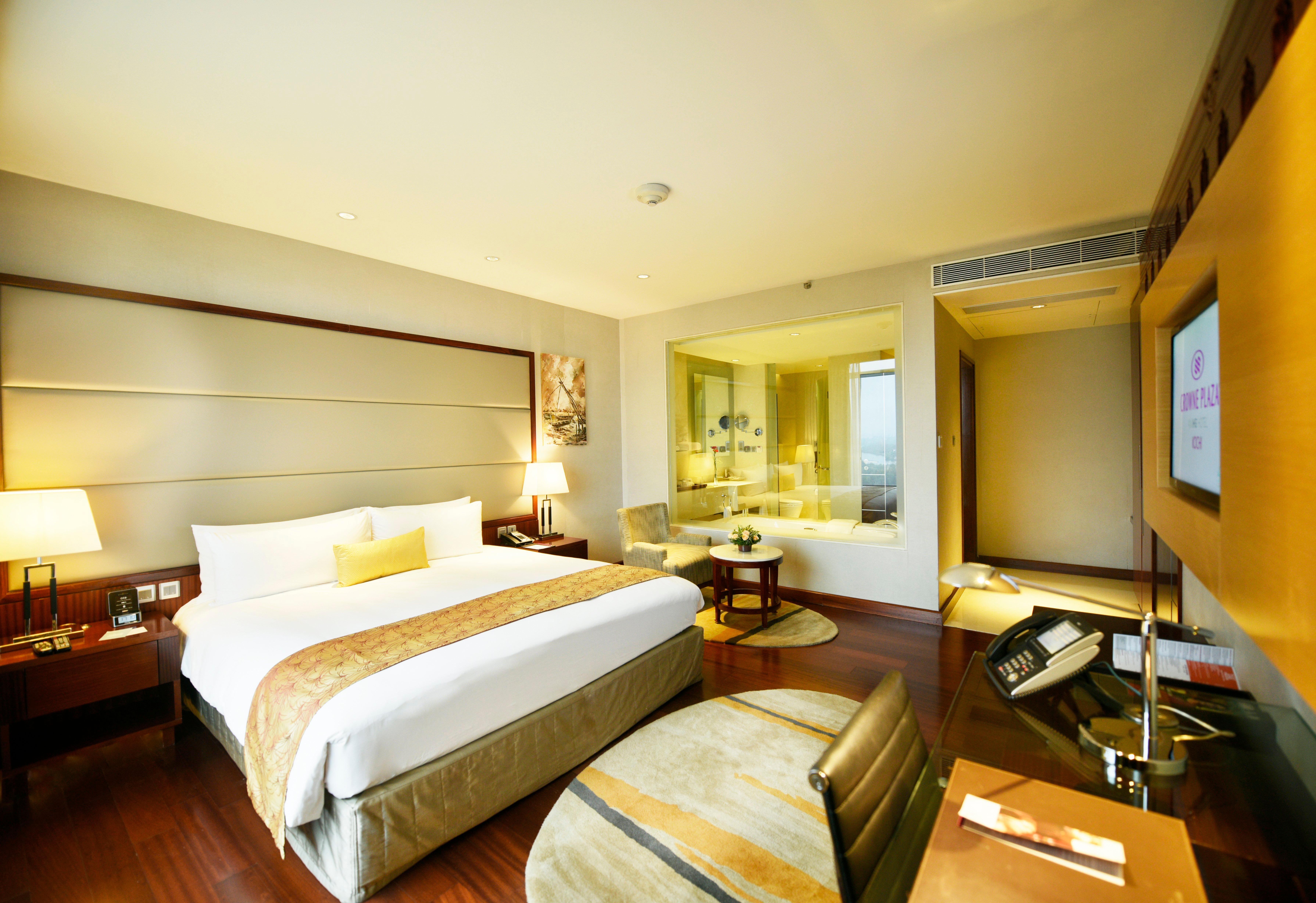 Crowne Plaza Kochi By Ihg Hotel Exterior photo A room at the Taj Bengal