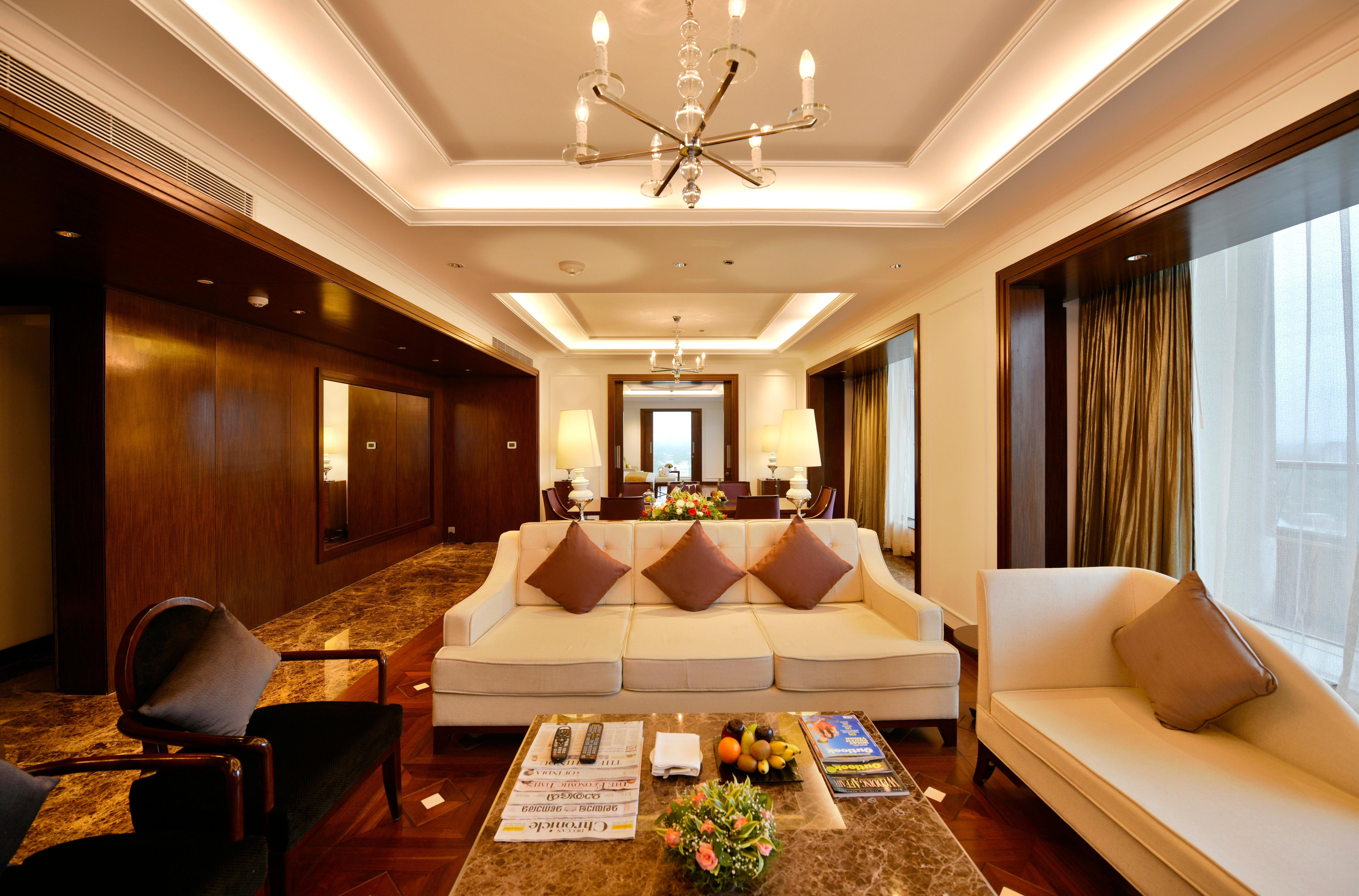 Crowne Plaza Kochi By Ihg Hotel Exterior photo A suite at the hotel