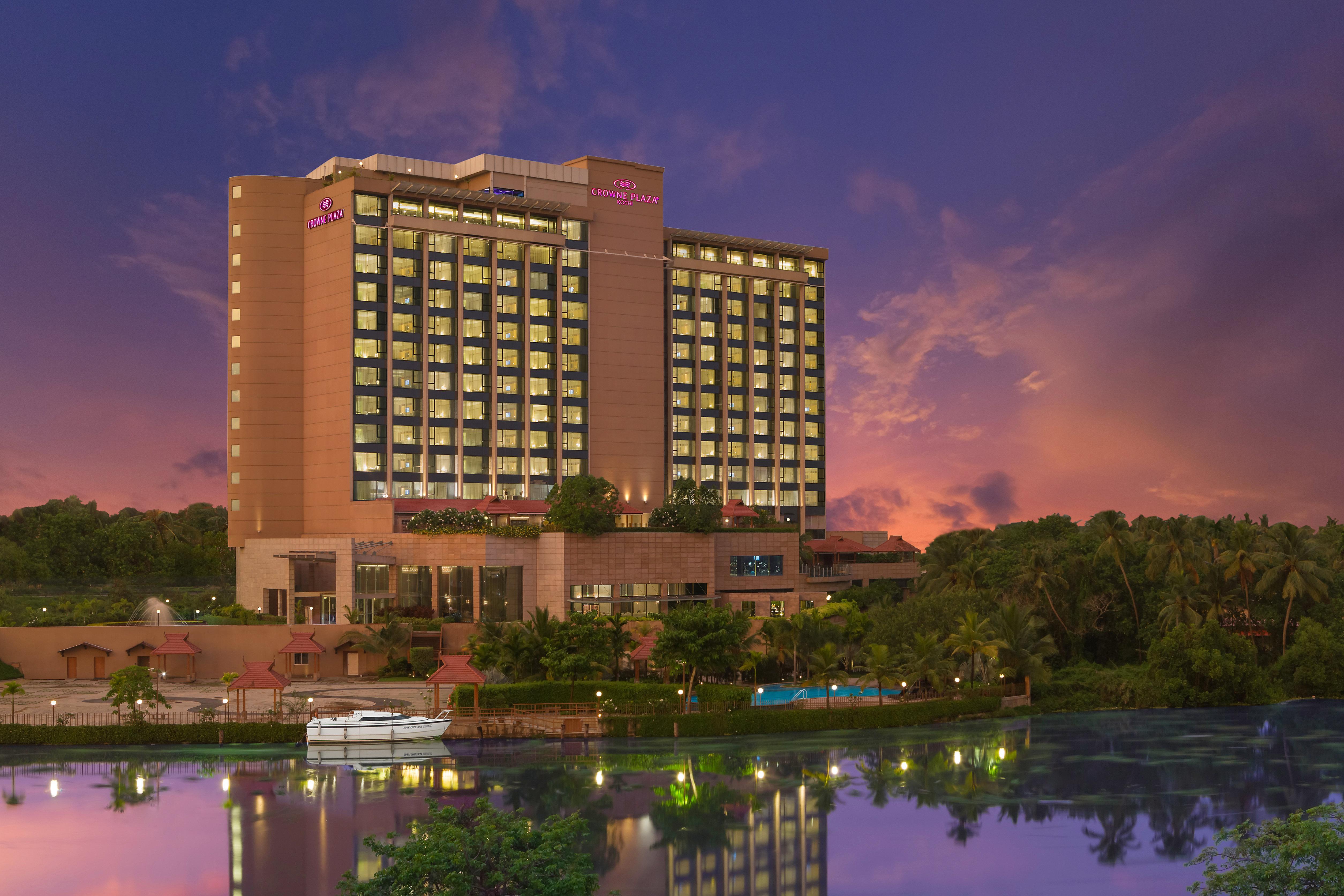 Crowne Plaza Kochi By Ihg Hotel Exterior photo Hilton Garden Inn, Mysore