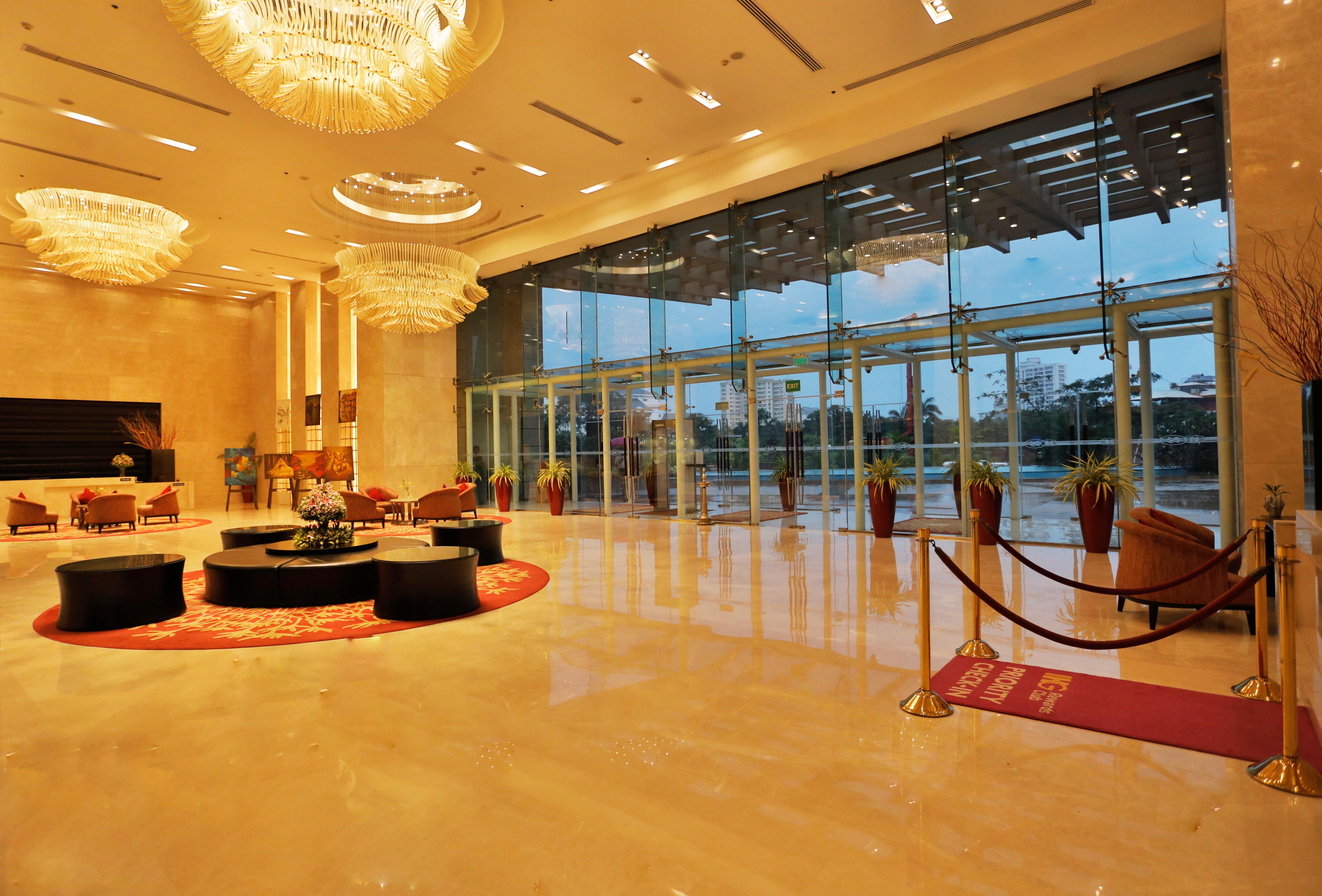 Crowne Plaza Kochi By Ihg Hotel Exterior photo Lobby