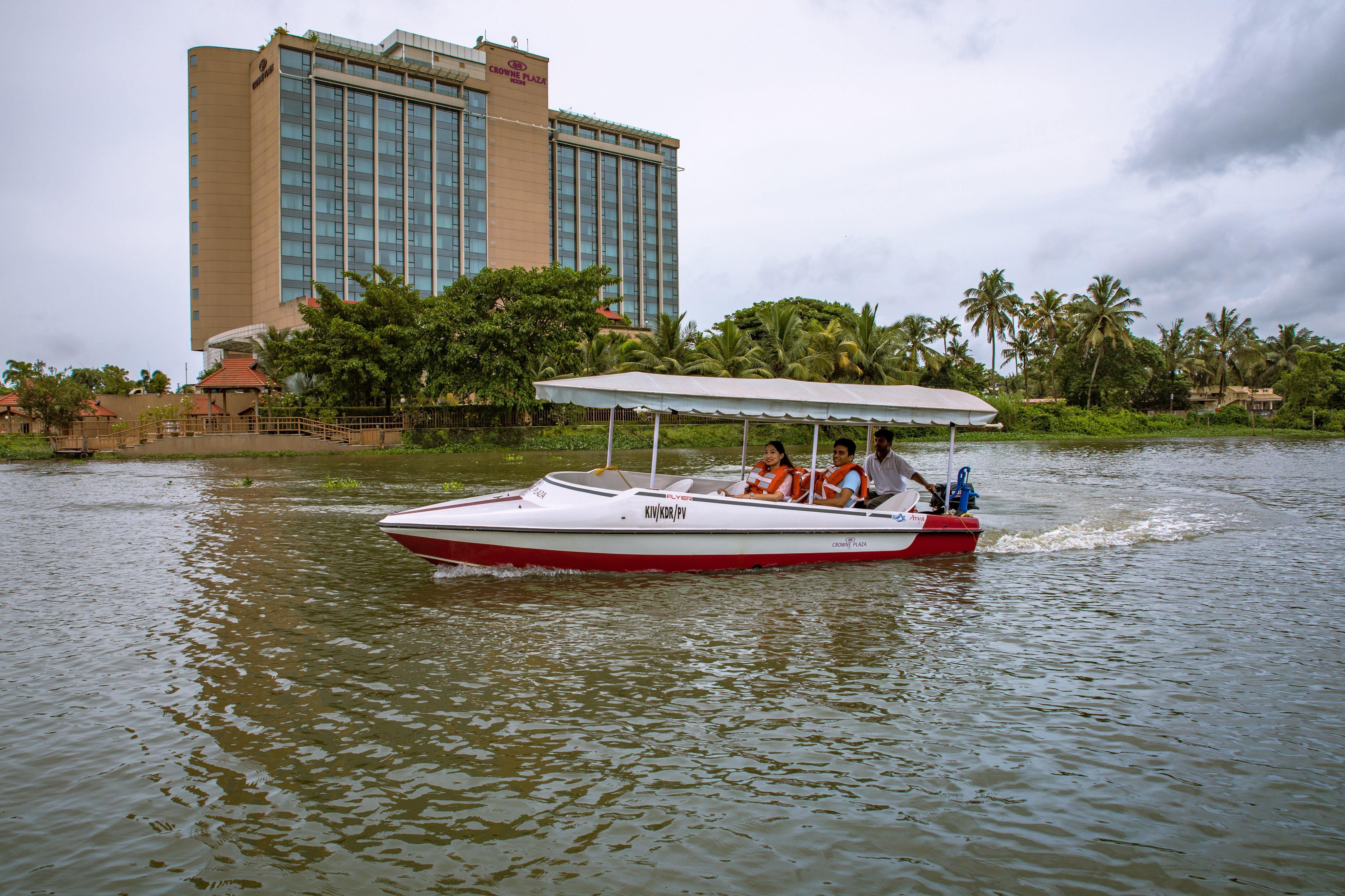 Crowne Plaza Kochi By Ihg Hotel Exterior photo Solar boat in Cochin, India