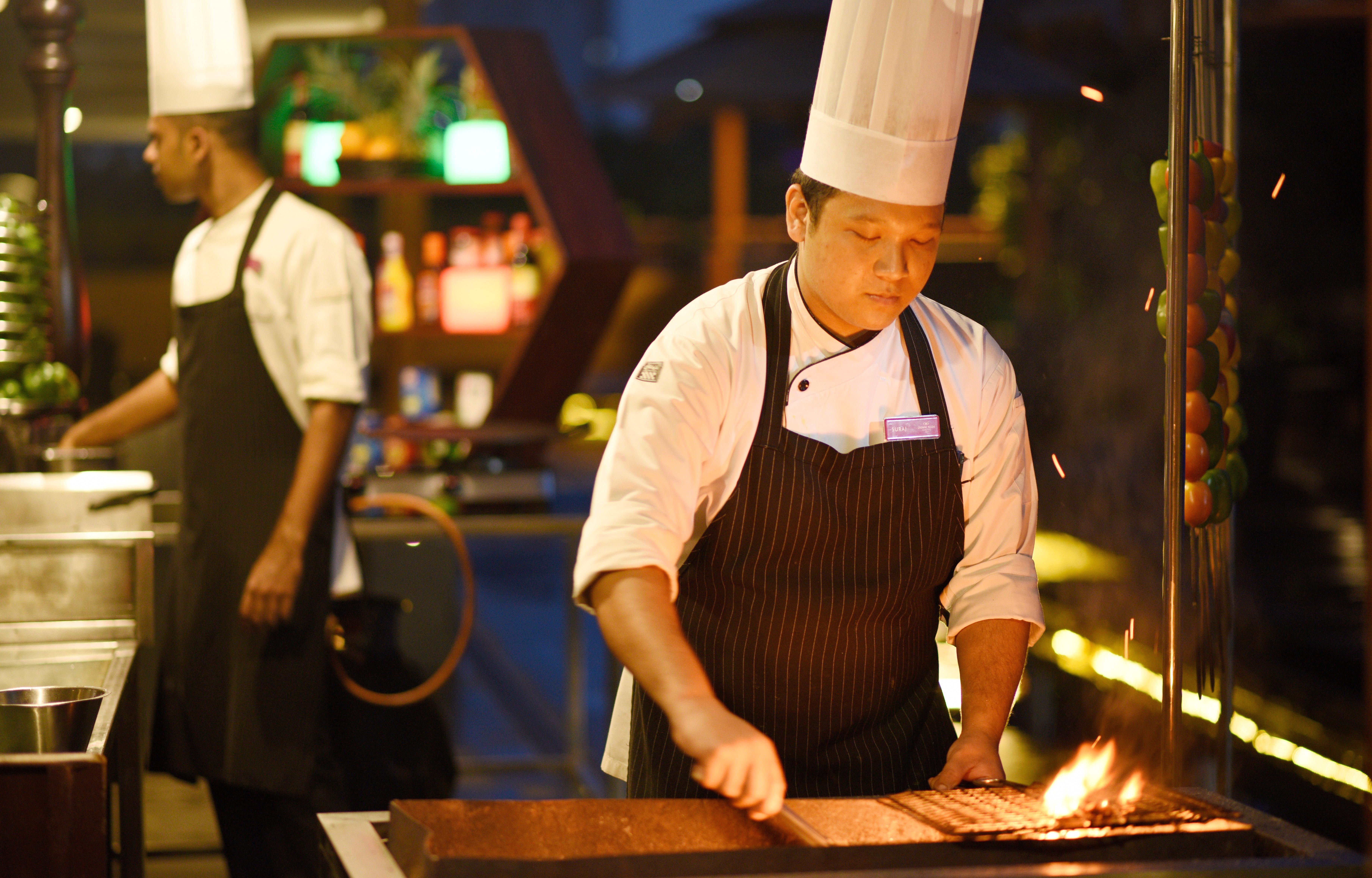 Crowne Plaza Kochi By Ihg Hotel Exterior photo A chef cooking with a blowtorch