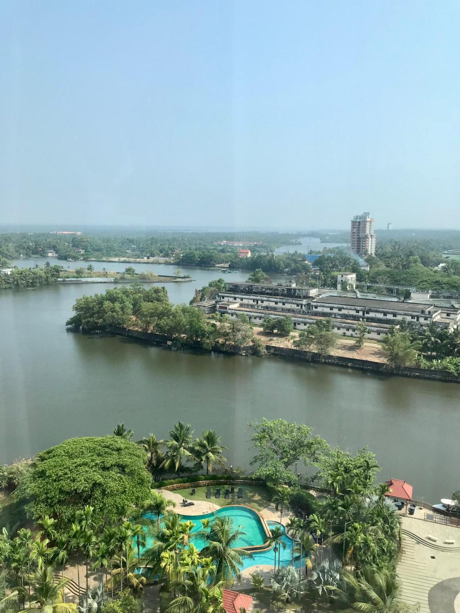 Crowne Plaza Kochi By Ihg Hotel Exterior photo Anjarakandi River