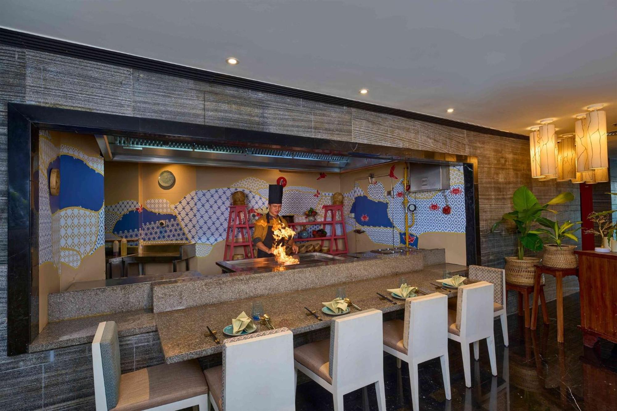 Crowne Plaza Kochi By Ihg Hotel Exterior photo A restaurant in the hotel