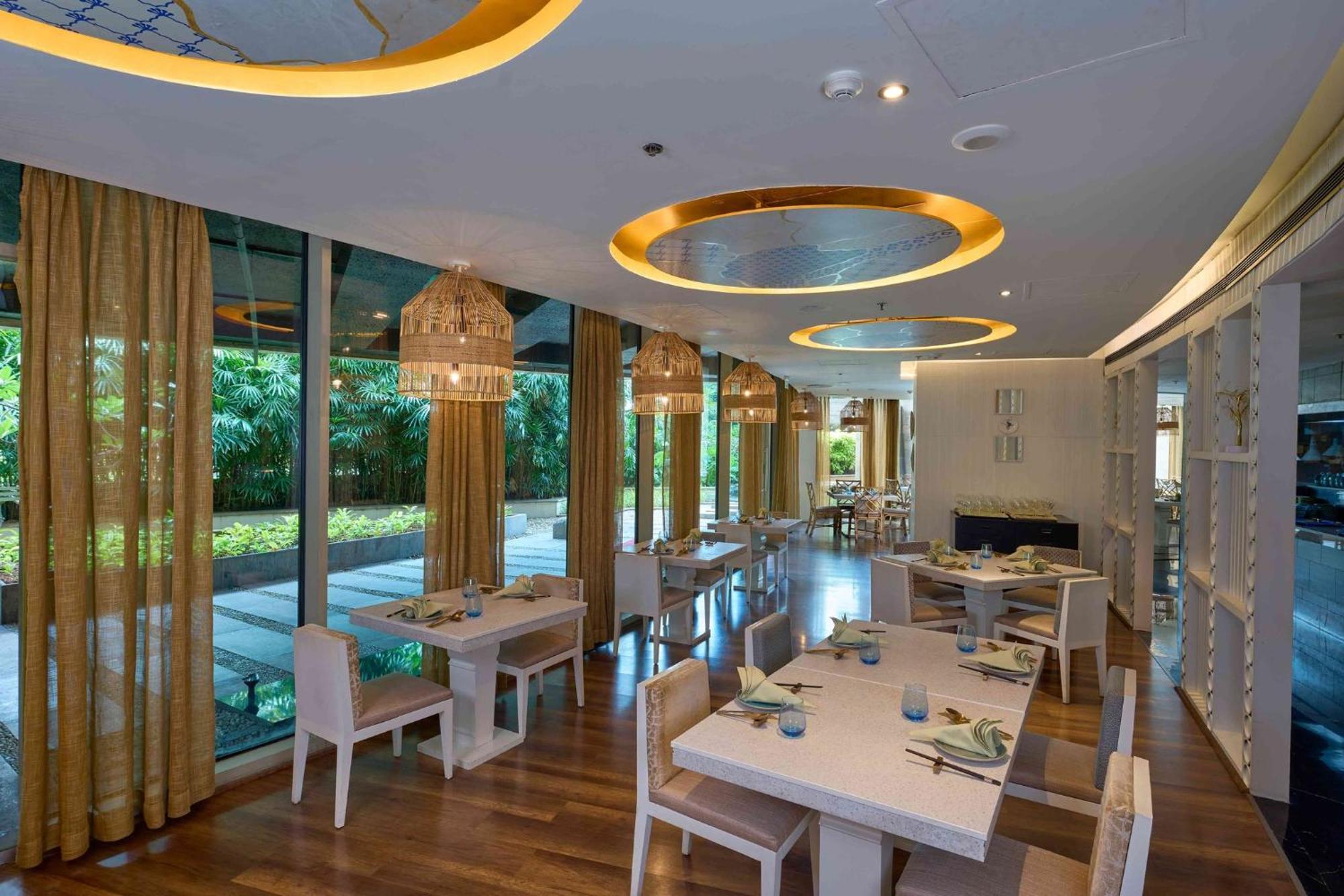 Crowne Plaza Kochi By Ihg Hotel Exterior photo The restaurant