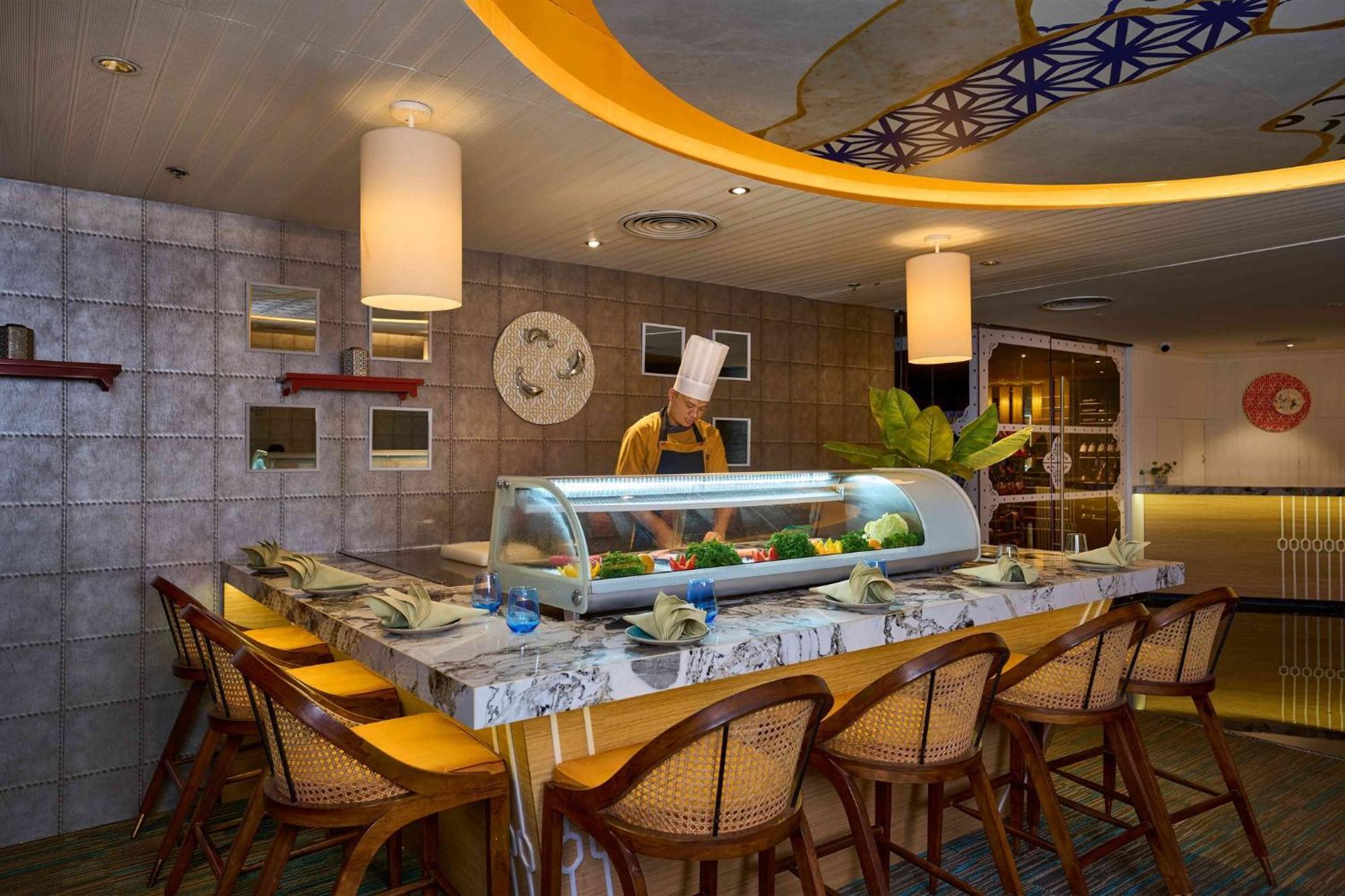 Crowne Plaza Kochi By Ihg Hotel Exterior photo Sushi bar