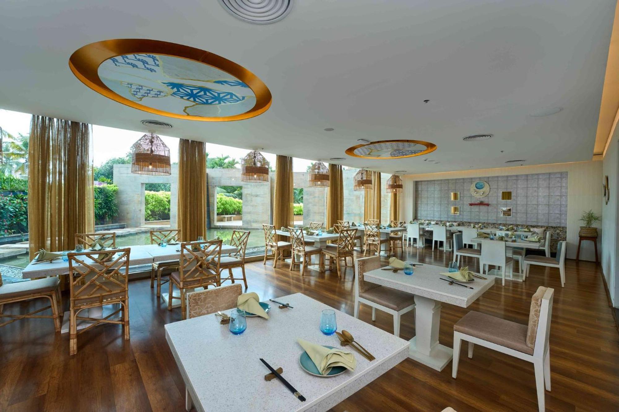 Crowne Plaza Kochi By Ihg Hotel Exterior photo The restaurant