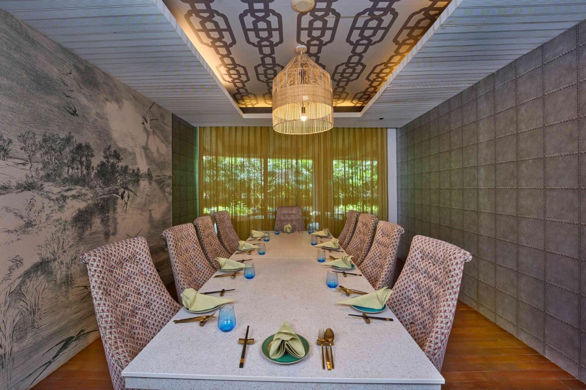 Crowne Plaza Kochi By Ihg Hotel Exterior photo The interior of the restaurant