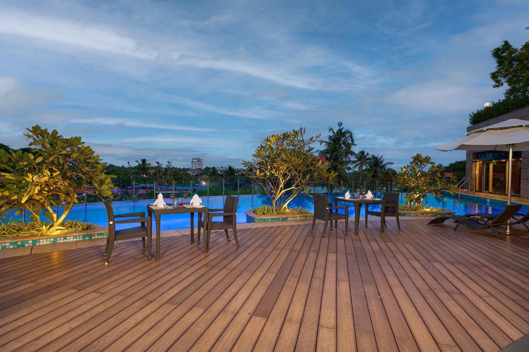 Crowne Plaza Kochi By Ihg Hotel Exterior photo The Park, Hyderabad