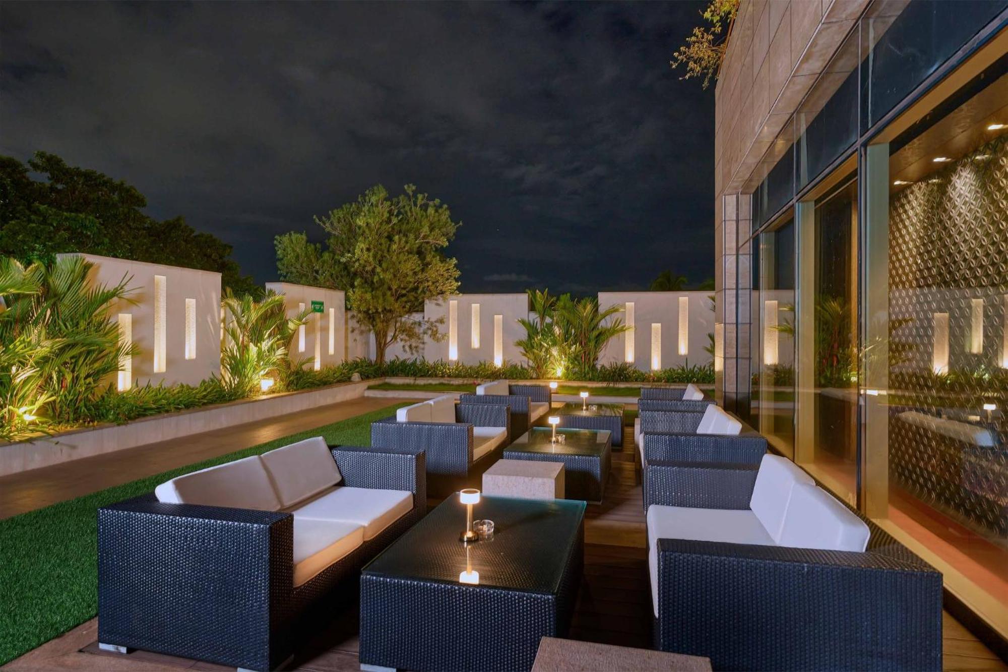Crowne Plaza Kochi By Ihg Hotel Exterior photo The Park, Hyderabad