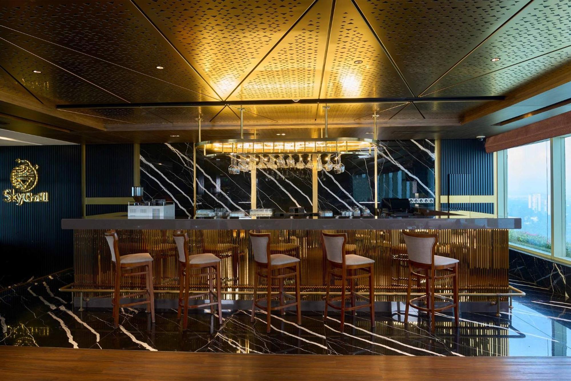 Crowne Plaza Kochi By Ihg Hotel Exterior photo The bar at the 101 lounge