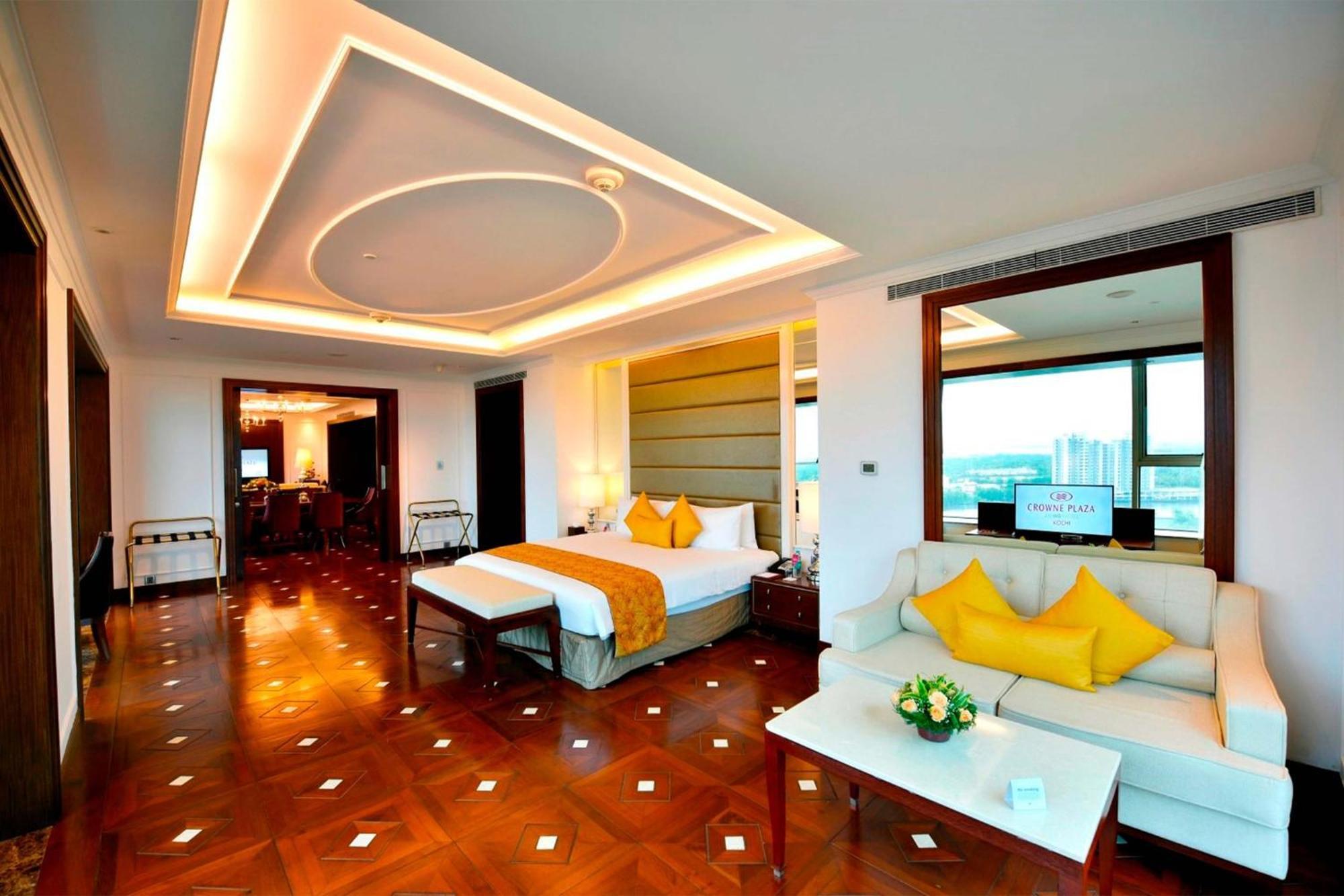Crowne Plaza Kochi By Ihg Hotel Exterior photo Suite