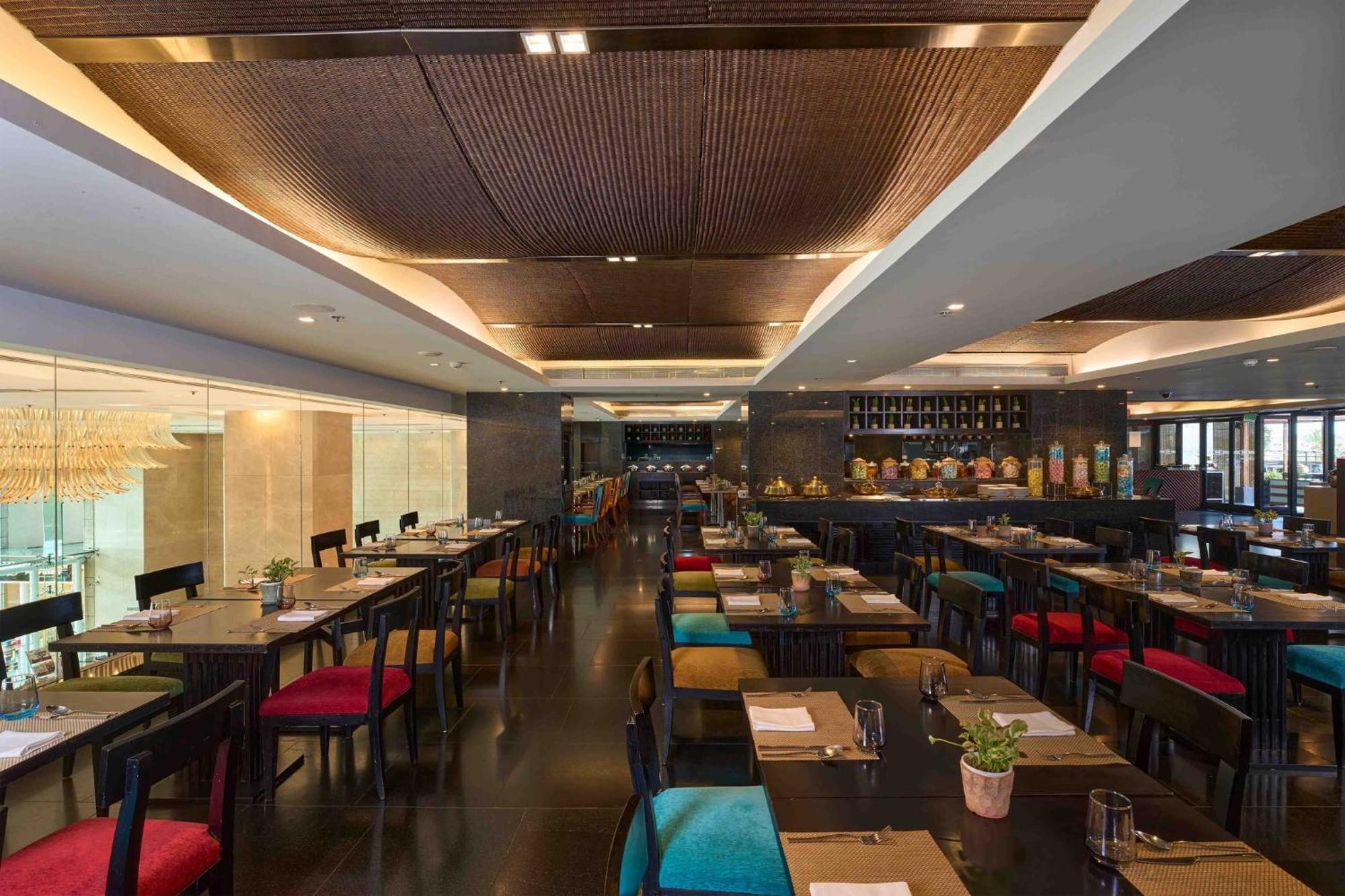 Crowne Plaza Kochi By Ihg Hotel Exterior photo The interior of the restaurant